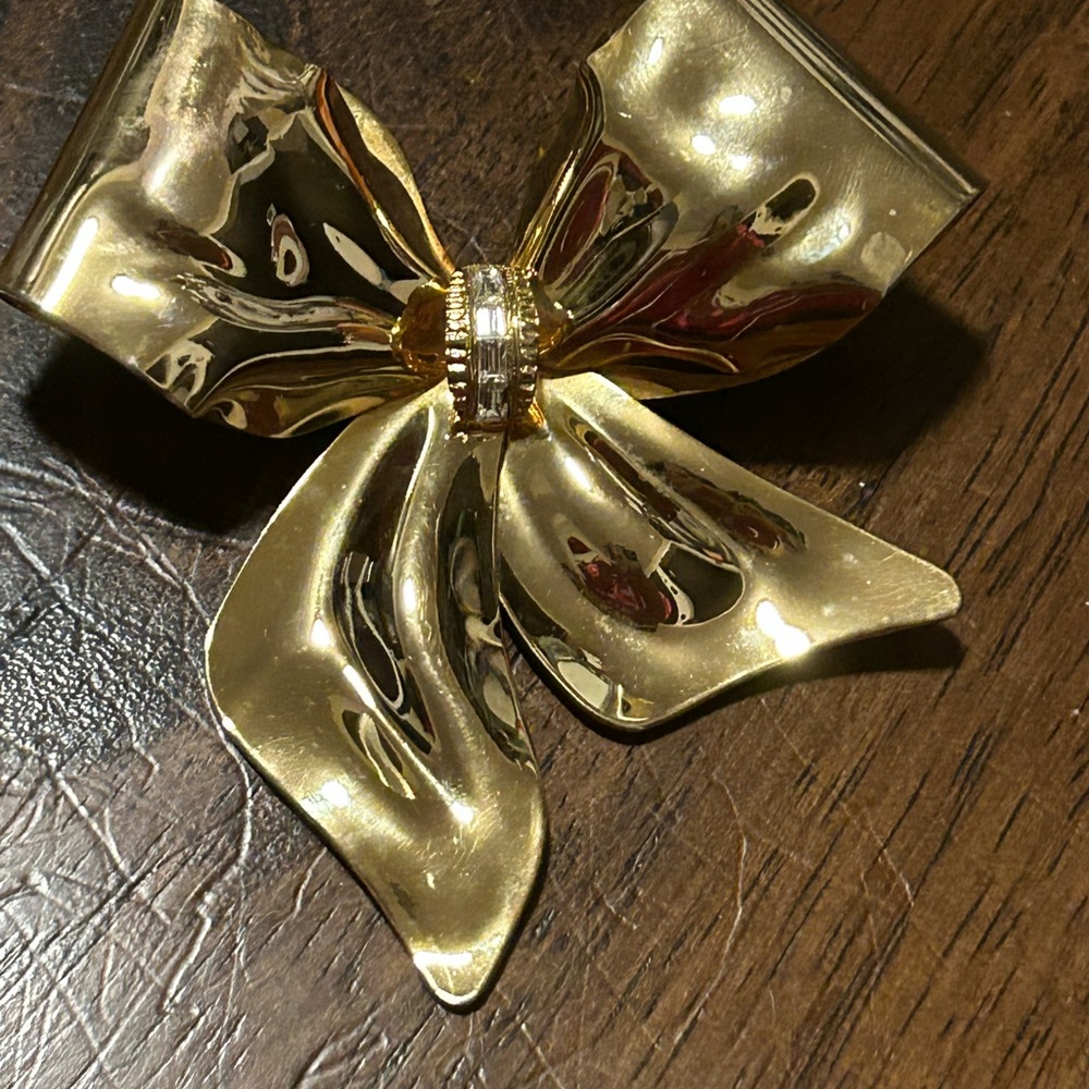 Stunning 😍 gold tone brooch very pretty